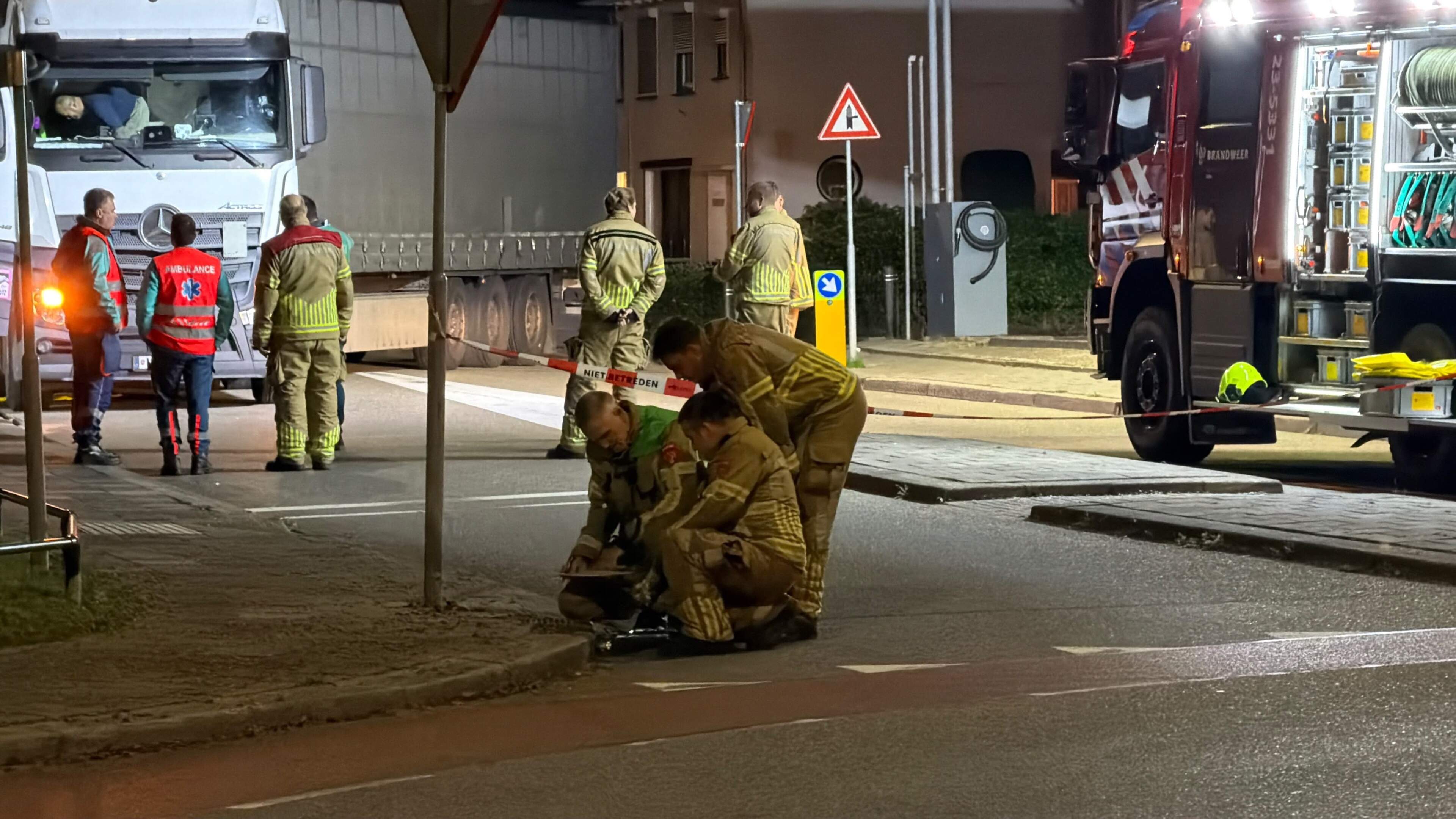 Vrachtwagen lekt honderden liters diesel bij tankstation in Echt